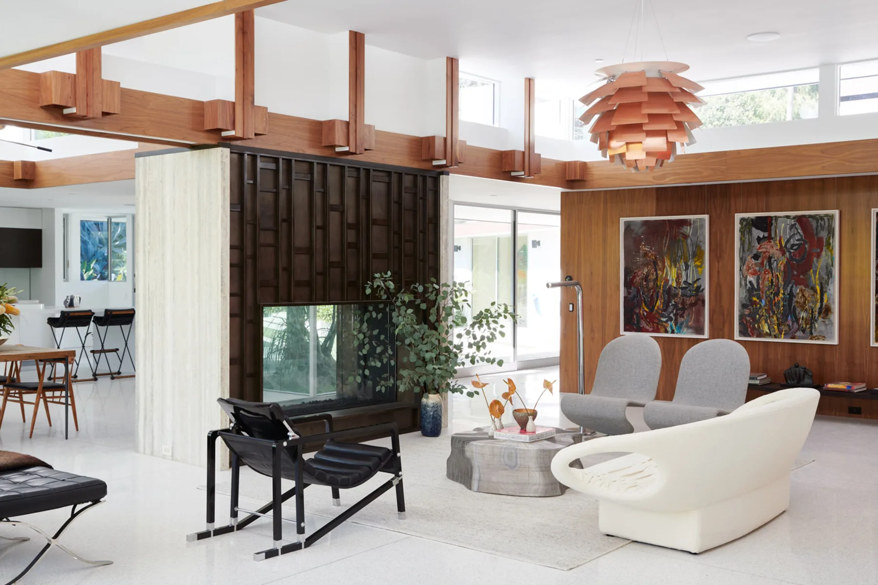 The living room at 1061 Loma Vista under its walnut ceiling: the plan, the light and the proportions read before any piece is chosen.